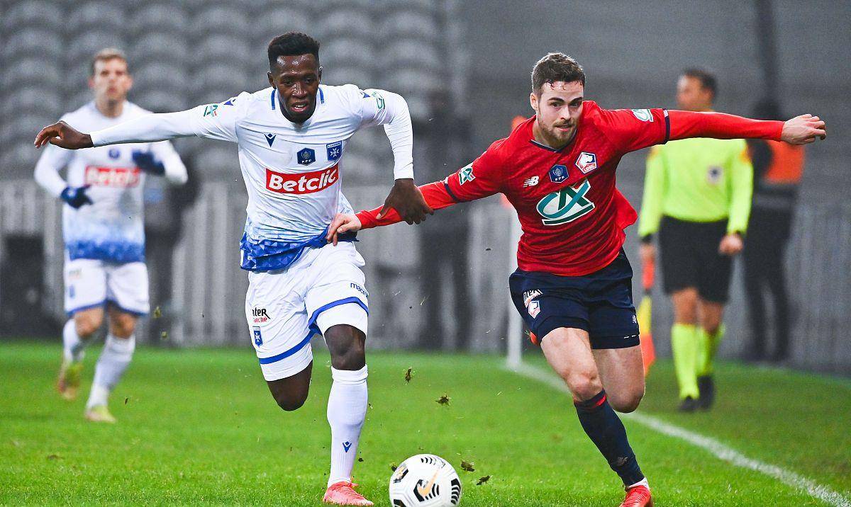 关于法甲精彩纷呈，比分2-1，比赛中精妙配合和关键突破，关键数据：角球获胜高达10个，射正率65%的信息