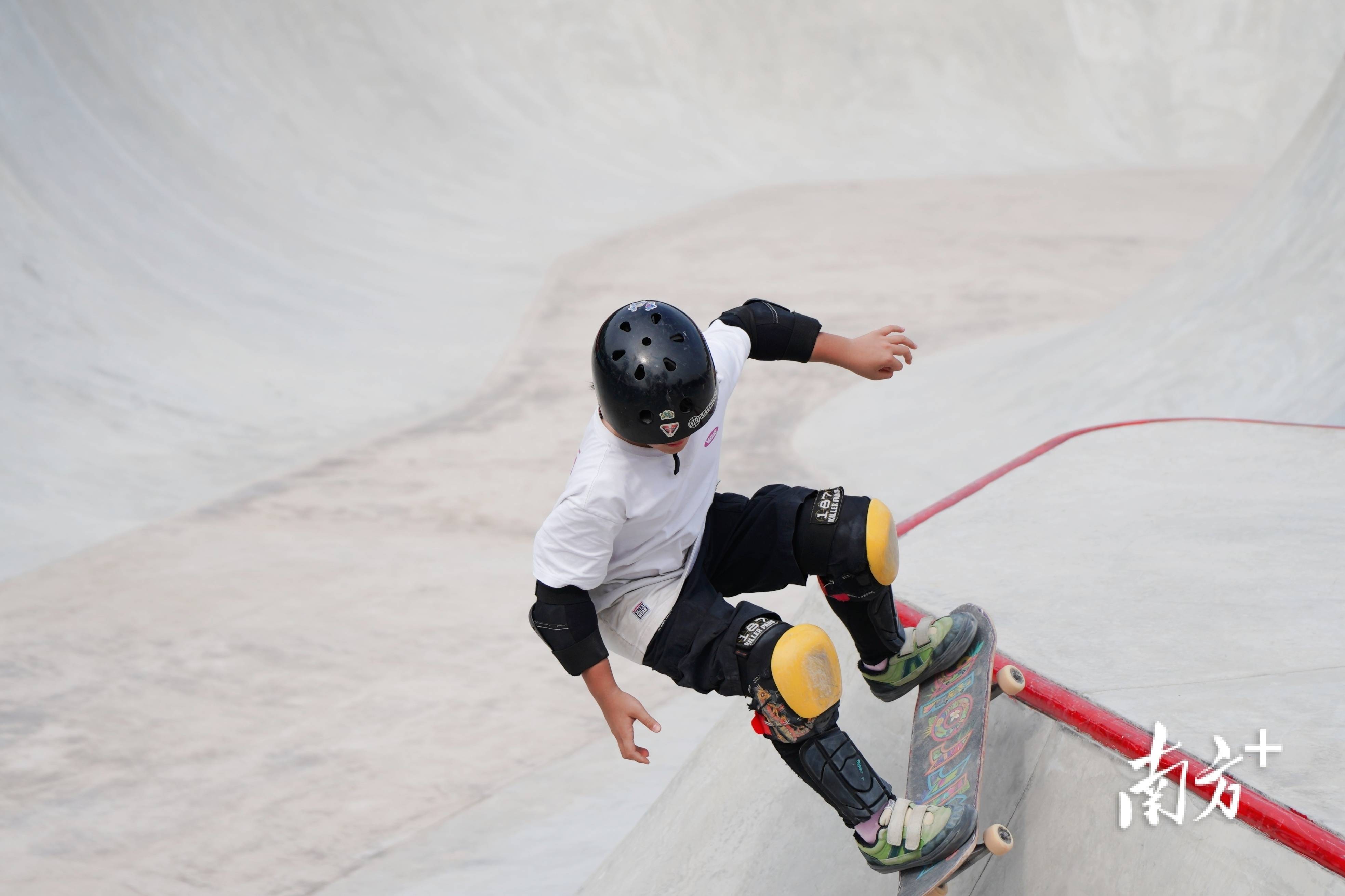 &quot;青少年滑板战：极限技巧点亮青春&quot;