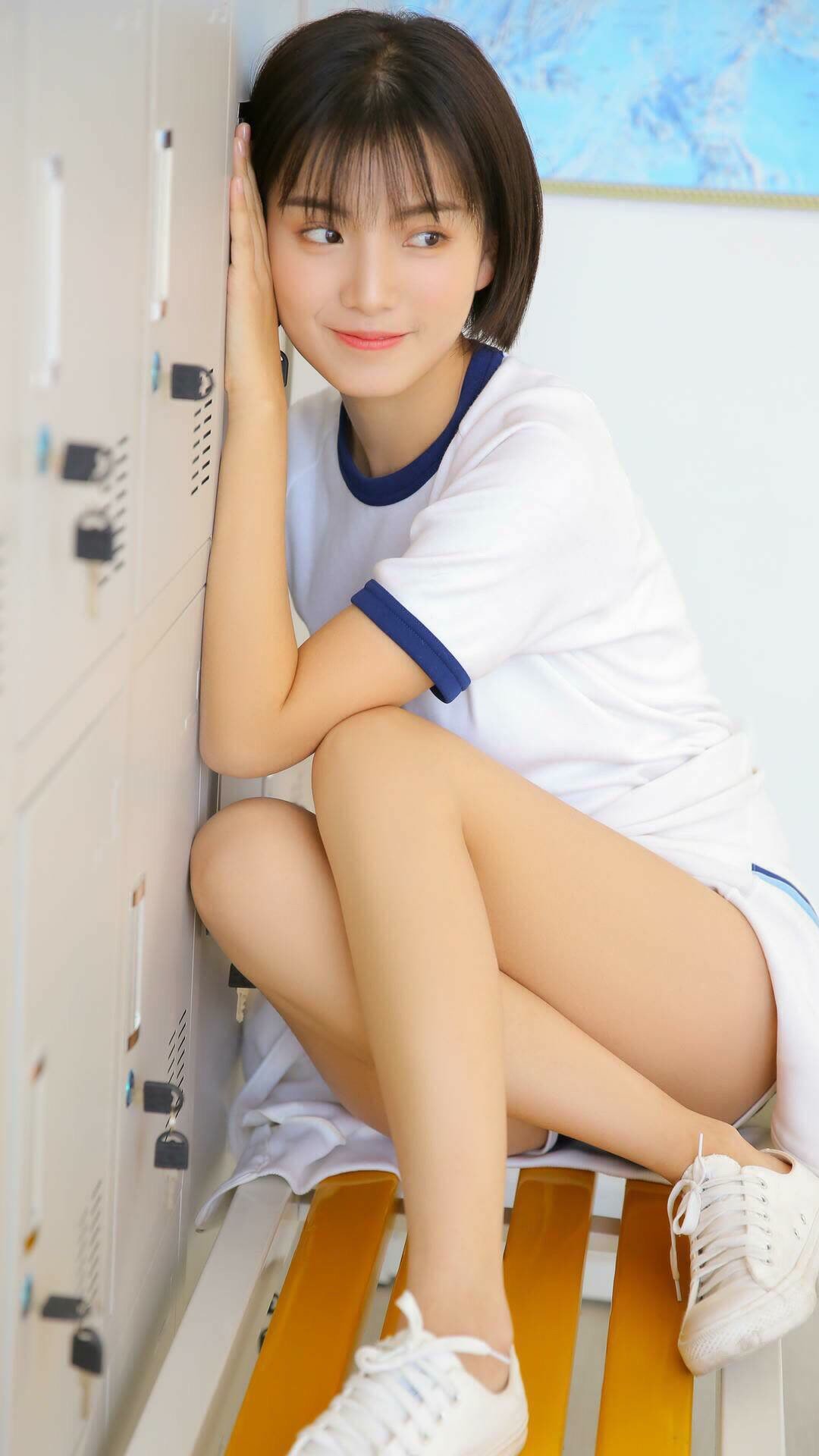 拜仁5-0奥格斯堡，莱万帽子戏法，德甲_拜仁6-0大胜夺冠莱万戴帽