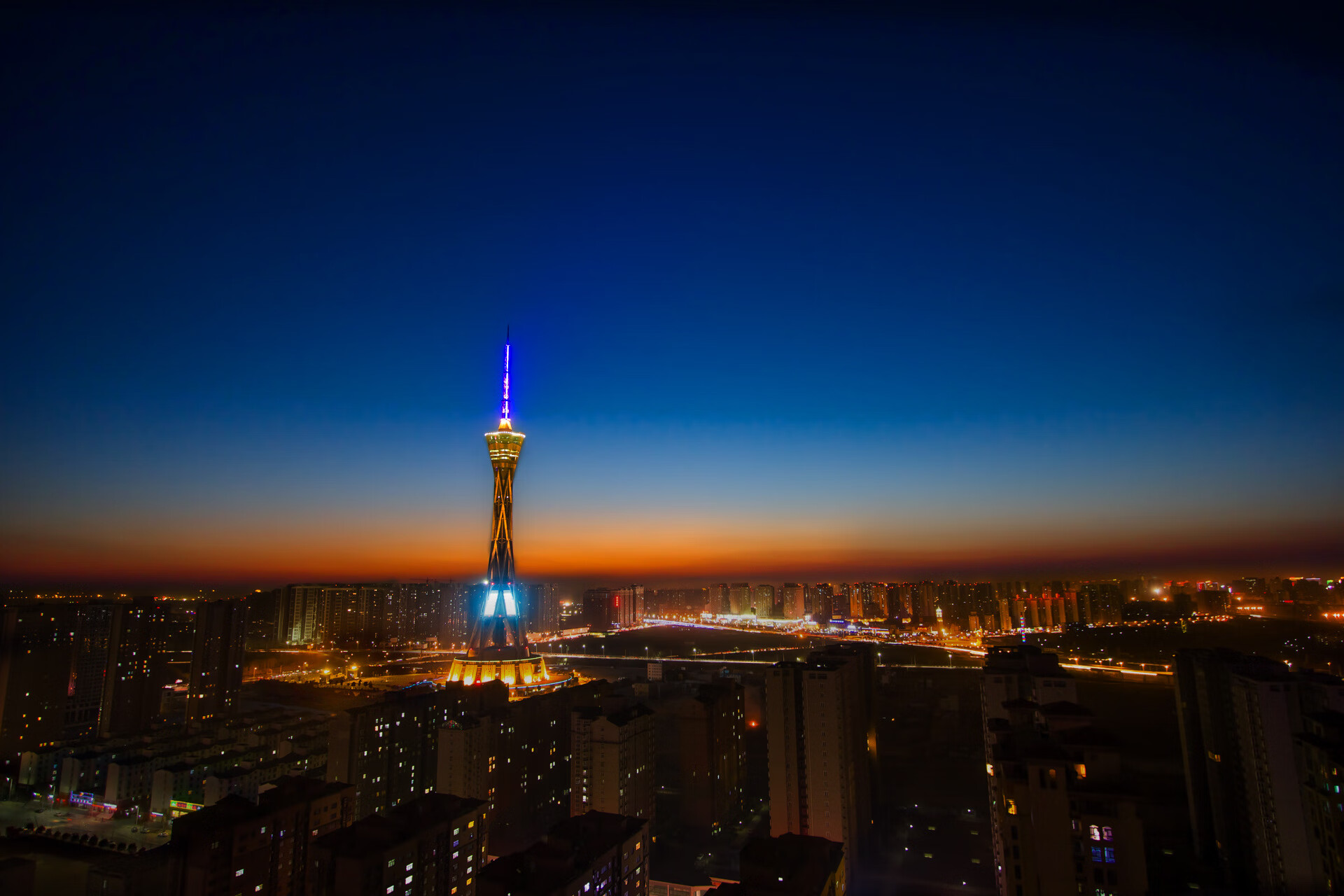 比赛暂停期间球员积极互动展现团队凝聚力,暂停比赛怎么写